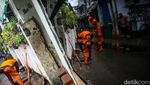 Banjir Kuningan Barat Surut, Pasukan Oranye Sibuk Bersihkan Lumpur