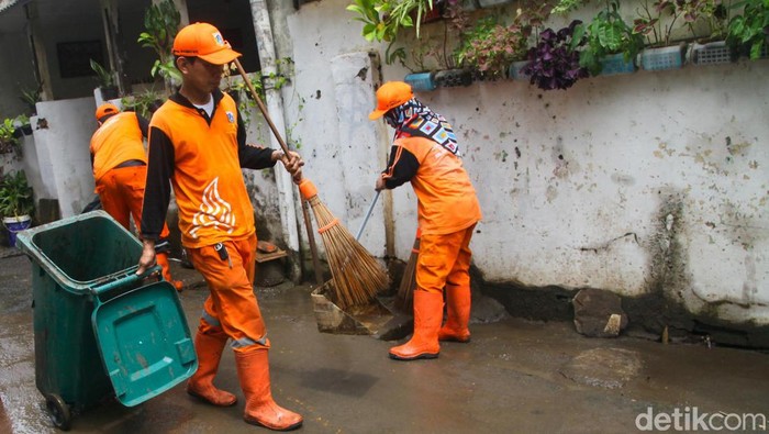 Banjir di Kelurahan Kuningan Barat, Jaksel, terpantau surut. Petugas PPSU atau pasukan oranye terjun membersihkan sisa lumpur.