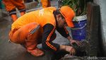 Banjir Kuningan Barat Surut, Pasukan Oranye Sibuk Bersihkan Lumpur