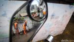 Banjir Kuningan Barat Surut, Pasukan Oranye Sibuk Bersihkan Lumpur