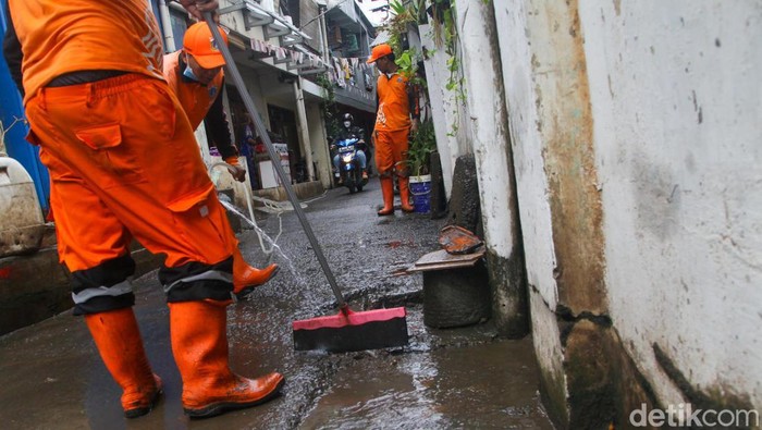 Banjir Kuningan Barat Surut, Pasukan Oranye Sibuk Bersihkan Lumpur Banjir di Kelurahan Kuningan Barat, Jaksel, terpantau surut. Petugas PPSU atau pasukan oranye terjun membersihkan sisa lumpur.