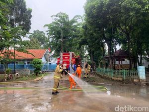 Damkar Semprot Lumpur Sisa Banjir di Pondok Karya Mampang Jaksel