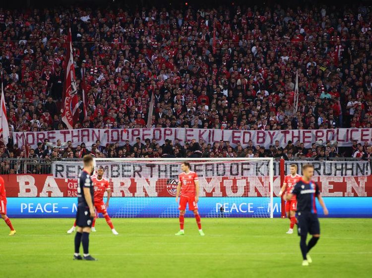 Potret Viral Sindiran Fans Bayern Munich ke Polisi soal Tragedi Kanjuruhan