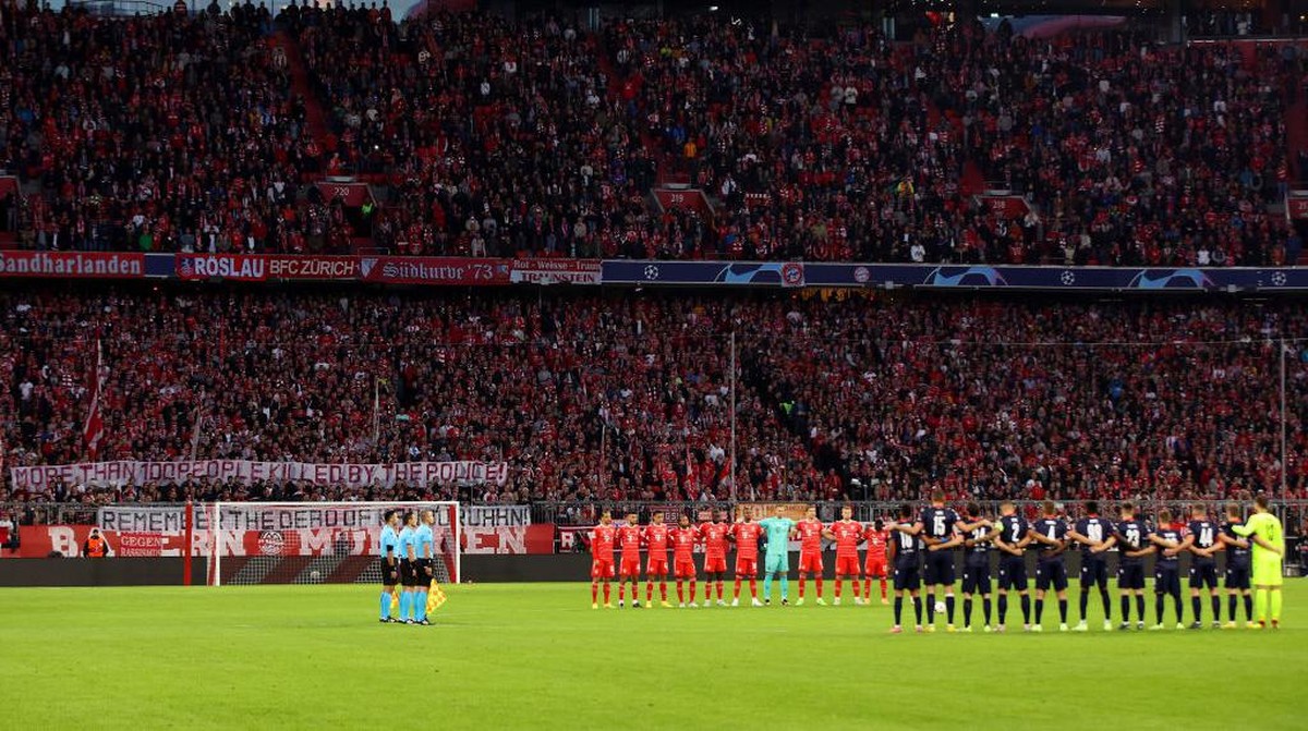 Para pemain Bayern dan Plzen mengheningkan cipta untuk mengenang korban Tragedi Kanjuruhan. Foto: Getty Images/Adam Pretty