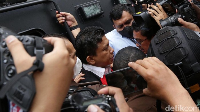 Ferdy Sambo keluar gedung Kejagung untuk kembali ditahan di rutan Mabes Polri. Begini momen saat dia keluar gedung Kejagung.