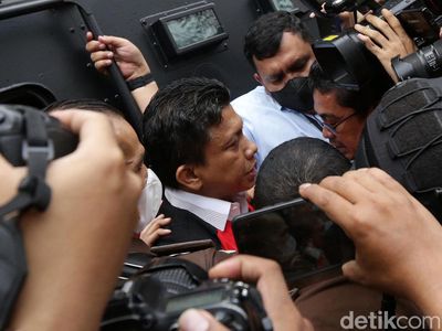 Berompi Tahanan, Ini Momen Ferdy Sambo Keluar Kejagung