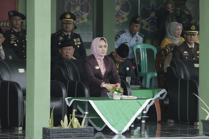 Bupati Tulang Bawang Winarti menghadiri upacara HUT TNI ke-77 yang digelar KODIM 0426 di Lapangan Upacara KODIM Tulang Bawang.