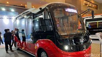 Bus listrik kompak Golden Dragon ini memiliki ukuran 6 meter, yang bisa membawa maksimal 24 penumpang. Bus ini bisa menjangkau jarak hingga 122 km dan bisa diisi ulang baterainya dari 20% hingga 100% hanya dalam 30 menit. Soal harga, bus listrik Golden Dragon 6 meter ini dibanderol Rp 2 miliar. Foto: Golden Dragon/Luthfi Anshori/oto.detik.com