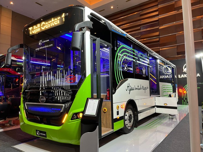 Bus listrik Laksana tampil di Busworld 2022