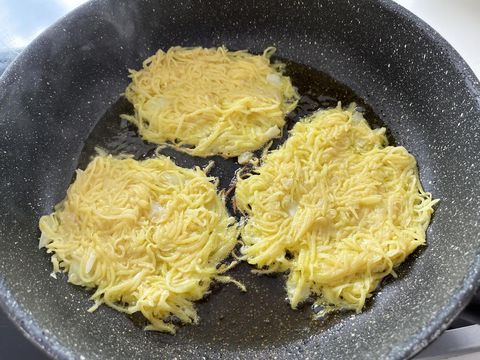 Cara menggoreng pancake kentang.