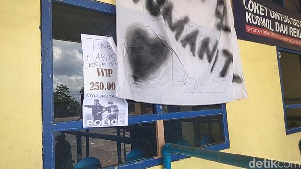 Coretan duka para Aremania di Stadion Kanjuruhan