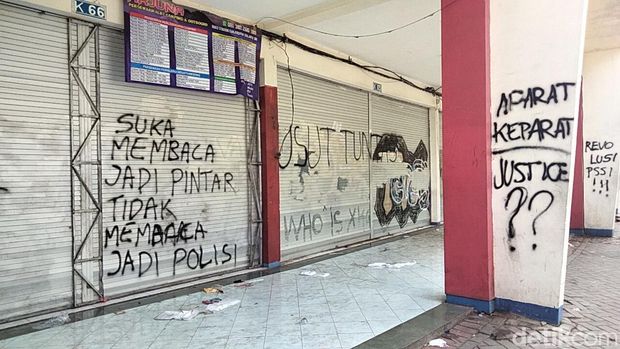 Coretan duka para Aremania di Stadion Kanjuruhan