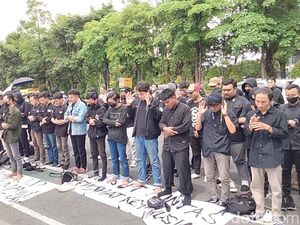 Mahasiswa Salat Gaib di Depan Polda Jatim untuk Tragedi Kanjuruhan