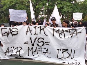 Mahasiswa Demo Tragedi Kanjuruhan di Polda Jatim, Tuntut Kapolda Dicopot