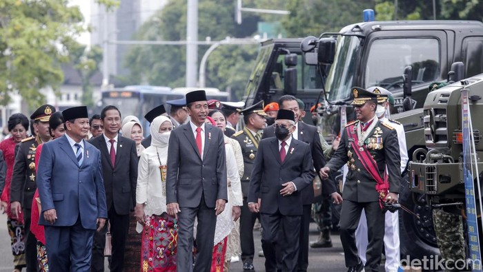 Didampingi Panglima, Jokowi Tinjau Deretan Alutsista TNI Presiden Jokowi meninjau alutsista TNI yang dipamerkan di halaman Istana Merdeka, Jakarta. Jokowi ditemani Menhan Prabowo Subianto dan Panglima TNI.