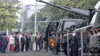 Setelah meninjau alutsista, Jokowi bersama Iriana menuju panggung untuk menyaksikan defile pasukan. Di momen ini, dipamerkan pawai pasukan dari berbagai angkatan TNI.