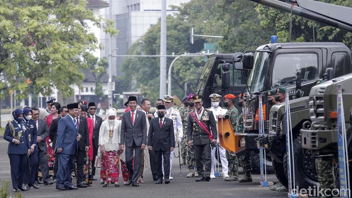Presiden Jokowi meninjau alutsista TNI yang dipamerkan di halaman Istana Merdeka, Jakarta. Jokowi ditemani Menhan Prabowo Subianto dan Panglima TNI.