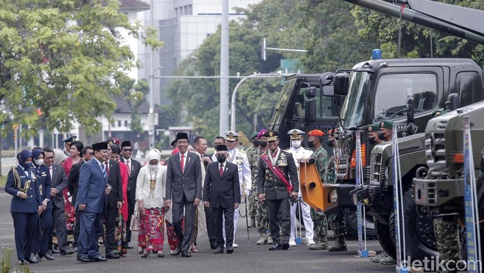 Didampingi Panglima, Jokowi Tinjau Deretan Alutsista TNI Presiden Jokowi meninjau alutsista TNI yang dipamerkan di halaman Istana Merdeka, Jakarta. Jokowi ditemani Menhan Prabowo Subianto dan Panglima TNI.