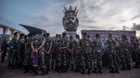 Anggota TNI AD dari Yon Zipur 5 berdiri di depan patung singa Stadion Kanjuruhan, Malang, Jawa Timur, Selasa (4/10/2022). Dilaporkan peristiwa maut yang berlansung usai laga Arema FC vs Persebaya di Stadion Kanuruhan itu mengakibatkan 131 orang meninggal. (Juni Kriswanto/AFP/Getty Images)