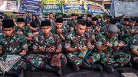 Anggota TNI AD dari Yon Zipur 5 doa bersama di depan Tugu Singa, Stadion Kanjuruhan, Malang, Jawa Timur, Selasa (4/10/2022). Seperti diketahui TNI memiliki andil besar dalam Tragedi Kanjuruhan dan hingga kini tim investigasi independen masih menyelidiki tragedi tersebut. (Juni Kriswanto/AFP/Getty Images)