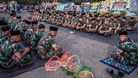 Anggota TNI AD dari Yon Zipur 5 menggelar doa bersama di depan Tugu Singa, Stadion Kanjuruhan, Malang, Jawa Timur, Selasa (4/10/2022). (Juni Kriswanto/AFP/Getty Images)