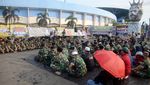 Pelukan Hangat TNI-Aremania Saat Doa Bersama di Kanjuruhan