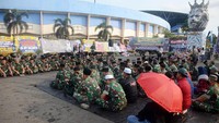 Anggota TNI AD dari Yon Zipur 5 berdoa bersama di depan Tugu Singa, Stadion Kanjuruhan, Malang, Jawa Timur, Selasa (4/10/2022). Kegiatan tersebut untuk mendoakan para korban tragedi Kanjuruhan yang menelan ratusan korban. (Suryanto/Getty Images)  