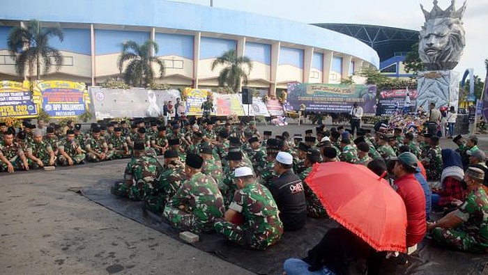 DOA BERSAMA ANGGOTA TNI AD UNTUK KORBAN TRAGEDI KANJURUHAN Anggota TNI AD dari Yon Zipur 5 berdoa bersama di depan Tugu Singa, Stadion Kanjuruhan, Malang, Jawa Timur, Selasa (4/10/2022).