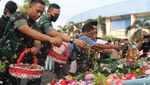 Pelukan Hangat TNI-Aremania Saat Doa Bersama di Kanjuruhan