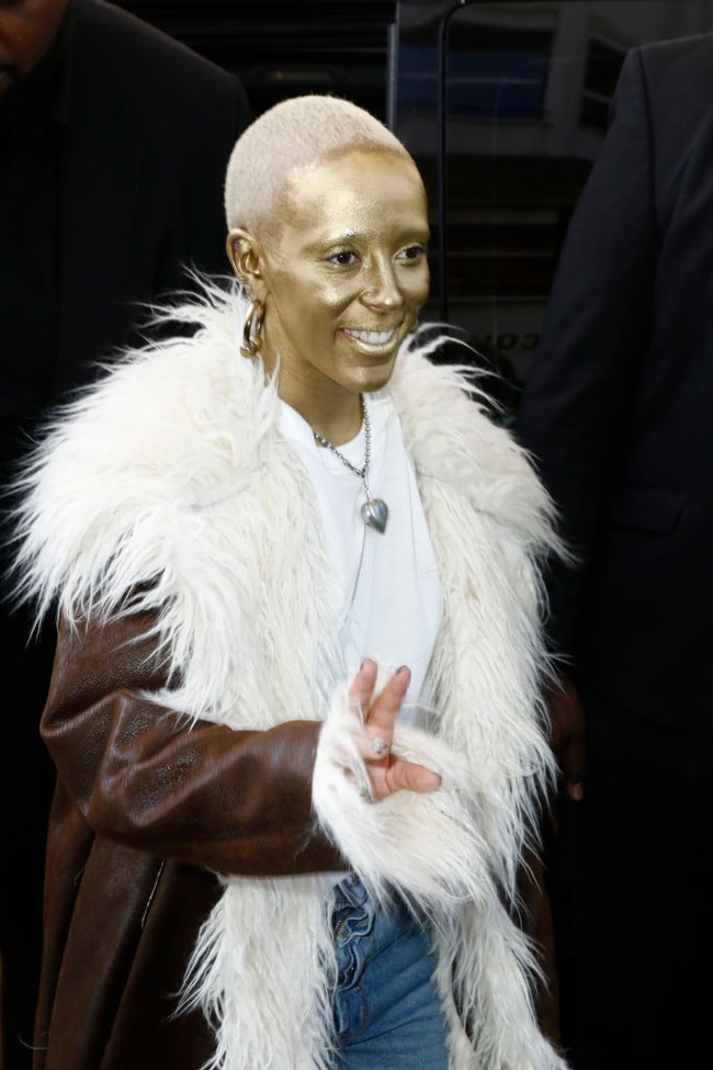 Penampilannya yang mencuri atensi ini diperlihatkan saat hadir di toko brand aksesori Jacquemus di Paris, Prancis, pada Selasa (3/10/2022). Rapper dan penyanyi 26 tahun ini mengenakan t-shirt dan jeans yang dipadu mantel tebal aksen bulu. Foto: Getty Images/Julien M. Hekimian