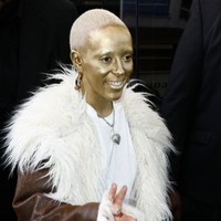 Penampilannya yang mencuri atensi ini diperlihatkan saat hadir di toko brand aksesori Jacquemus di Paris, Prancis, pada Selasa (3/10/2022). Rapper dan penyanyi 26 tahun ini mengenakan t-shirt dan jeans yang dipadu mantel tebal aksen bulu. Foto: Getty Images/Julien M. Hekimian