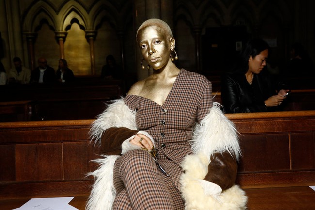 Di hari yang sama, Doja Cat juga menghadiri fashion show A.W.A.K.E Mode. Dia mengganti busana casual dengan setelan blazer dan celana panjang motif tartan. Mantel bulu tetap dikenakannya sebagai statement gaya. Foto: Getty Images/Julien M. Hekimian