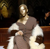 Di hari yang sama, Doja Cat juga menghadiri fashion show A.W.A.K.E Mode. Dia mengganti busana casual dengan setelan blazer dan celana panjang motif tartan. Mantel bulu tetap dikenakannya sebagai statement gaya. Foto: Getty Images/Julien M. Hekimian