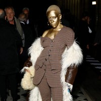 “Aku tidak mencoba untuk terlihat seksi atau menarik. Semua makeup yang aku kenakan punya kisah dan jelas tidak ada aturan dan jika saja itu kamu maka tidak mungkin kamu yang menciptakannya,” cuit Doja Cat. Foto: Getty Images/Julien M. Hekimian