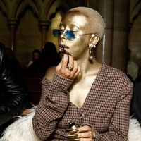 Penampilan Doja Cat dengan cat emas di wajah tak hanya jadi sorotan, tapi juga menuai kritik. Bahkan salah satu penggemar menyebut makeup emas itu membuat wajahnya terlihat jelek. Foto: Getty Images/Julien M. Hekimian