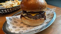 Empuk Juicy! 5 Burger Premium Ini Cocok Buat Makan Siang di Tanggal Muda
