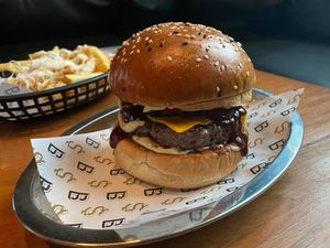 Empuk Juicy! 5 Burger Premium Ini Cocok Buat Makan Siang di Tanggal Muda