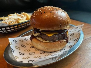 Empuk Juicy! 5 Burger Premium Ini Cocok Buat Makan Siang di Tanggal Muda