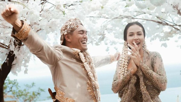 Potret Kebahagiaan Estelle Linden Dipinang Pang Xue Kai