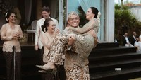 Estelle Linden mengenakan kebaya saat upacara nikah. (Foto: dok Instagram)