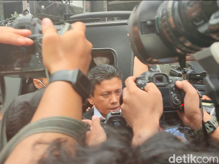 Ferdy Sambo diserahkan polisi ke jaksa untuk segera disidang. Ferdy mengaku menyesal terkait pembunuhan Brigadir Nopriansyah Yosua Hutabarat (Brigadir J). (Rizky AM/detikcom)