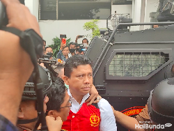 Ferdy Sambo pakai rompi merah tahanan jaksa usai diserahkan oleh polisi. Mantan Kadiv Propam tersebut, memberikan pernyataan terkait kasus yang menjeratnya. Ia mengucapkan permintaan maaf kepada orang tua Brigadir J. Ferdy Sambo juga bersikeras menyebut istrinya Putri Candrawathi sebagai korban. Foto: Rizky AM/detikcom