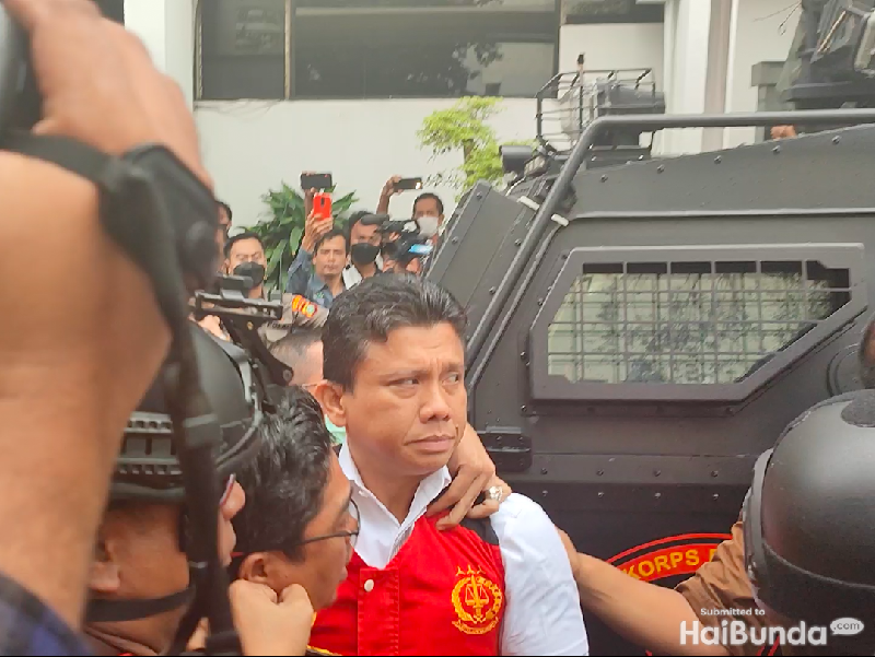Ferdy Sambo diserahkan polisi ke jaksa untuk segera disidang terkait pembunuhan Brigadir J. Ini momen Sambo pakai rompi merah tahanan jaksa. (Rizky AM/detikcom)