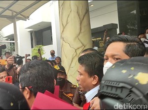 Ferdy Sambo Kini Pakai Rompi Tahanan Merah
