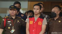 Eliezer terlihat mengenakan rompi merah khas tahanan jaksa.
