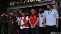 Tak hanya itu, Kuat Maruf dan Bripka Ricky Rizal (RR) juga diperlihatkan kepada awak media.