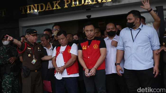 Bripka RR, Kuat Maruf dan Bharada E diperlihatkan kepada wartawan di Kejaksaan Agung, Jakarta, Rabu (5/10/2022). Ini foto-fotonya.