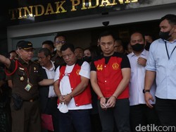 Tersangka pembunuhan Brigadir J, Bripka Ricky Rizal dan Kuat Maruf diperlihatkan ke publik, usai diserahkan ke jaksa. Foto: Agung Pambudhy