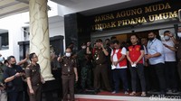 Keduanya juga terlihat mengenakan rompi merah tahanan jaksa.