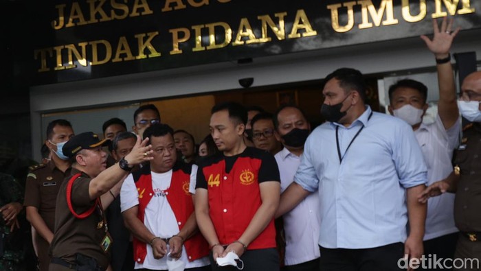 Foto-foto Bharada E hingga Bripka RR di Kejagung Bripka RR, Kuat Maruf dan Bharada E diperlihatkan kepada wartawan di Kejaksaan Agung, Jakarta, Rabu (5/10/2022). Ini foto-fotonya.